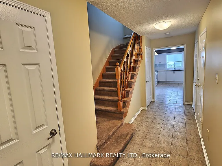 48 Downing Cres — Photo 2