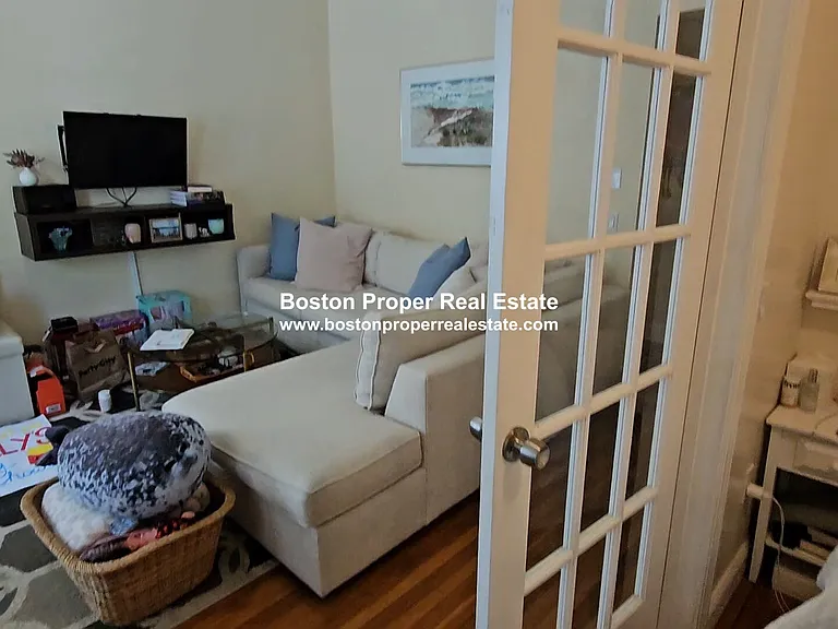 51 Queensberry St #9 — Photo 8