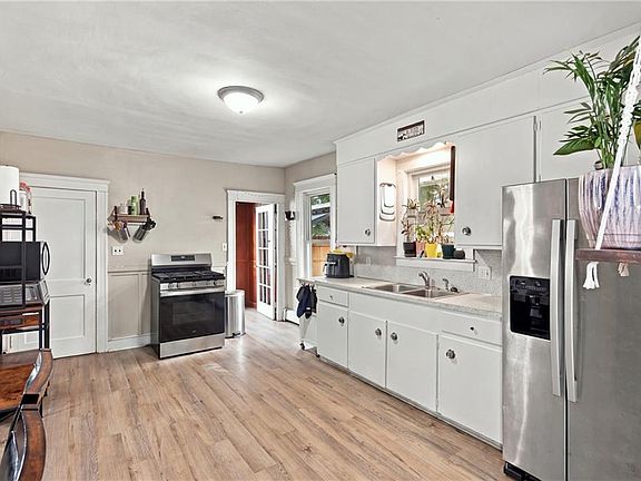 3rd image of 297 Burnside Ave