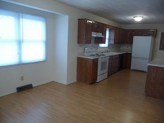 4th image of 821 Shawn Dr