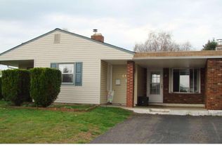 61 Pleasant Ln, Levittown, PA 19054