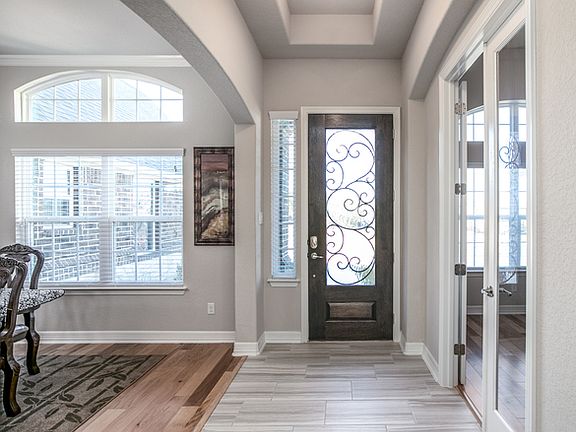 3rd image of 402 Bullrun Way