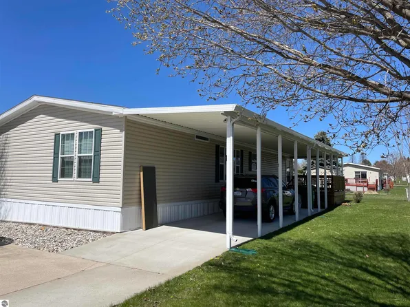 382 Farm Ln, Cadillac, MI 49601