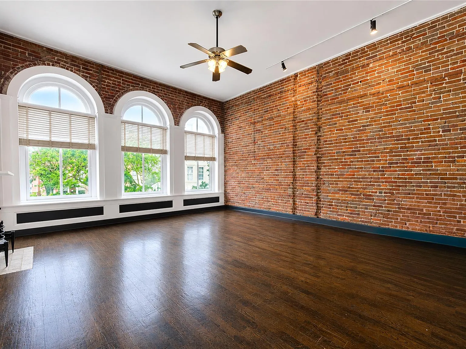 2 bed, 2.0 bath, 1300 sqft, $2,100 — Photo 3