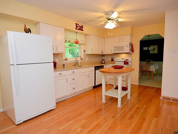 3rd image of 15 Hemlock Dr