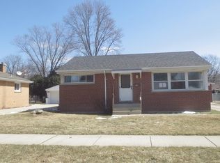 1199 Mohawk Dr, Elgin, IL 60120