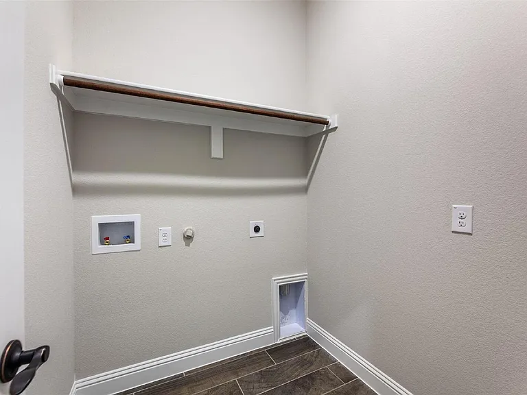 1304 Lancaster Dr — Photo 29