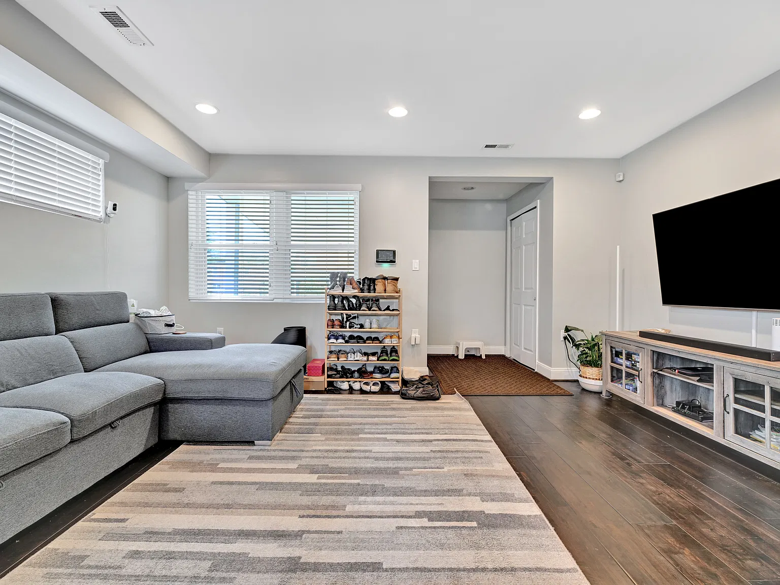 3 bed, 3.5 bath, 1896 sqft, $3,400 — Photo 2