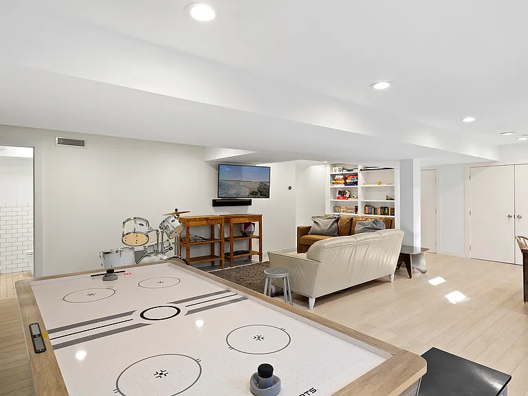 65 Walker Ave — Photo 14