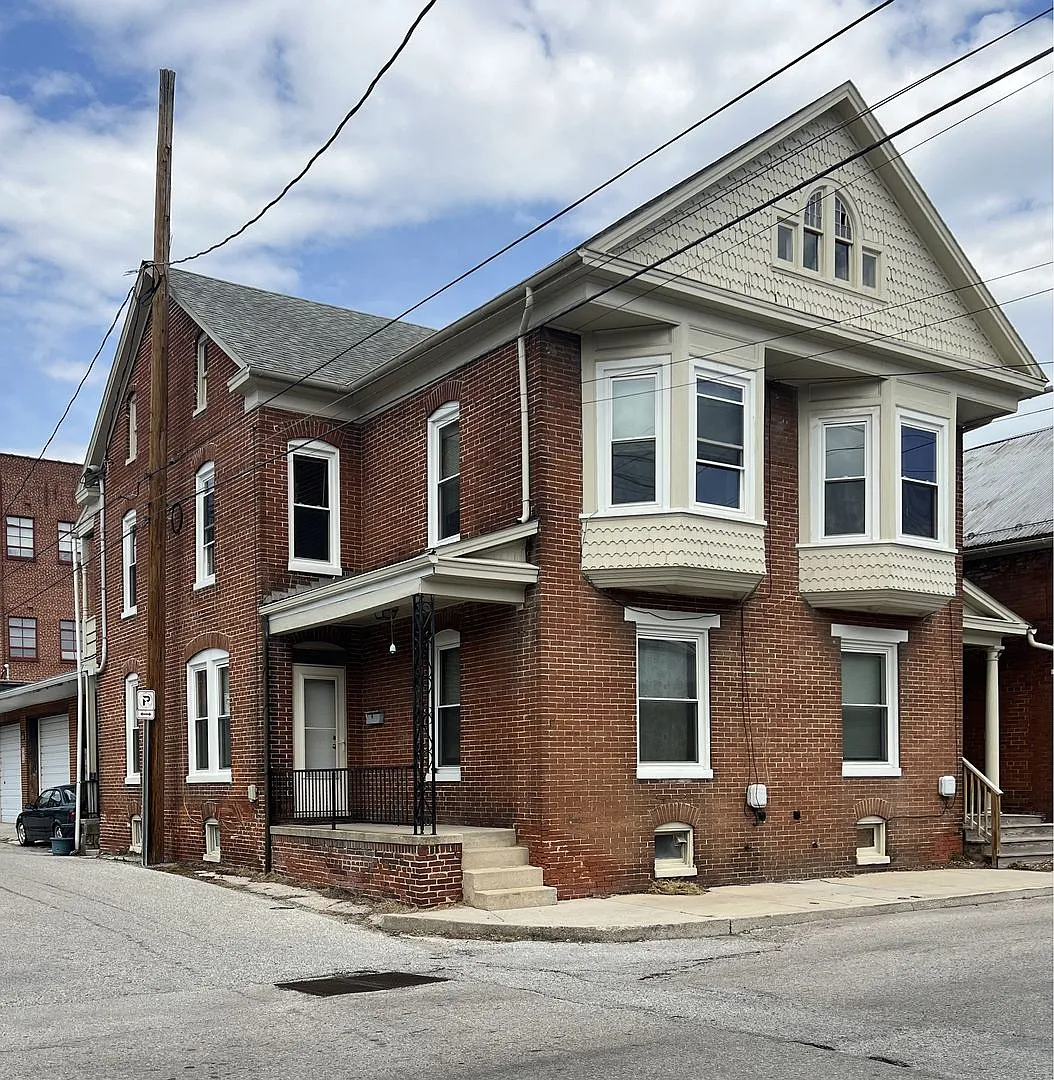 Spacious 3 Bedroom Duplex — Photo 1