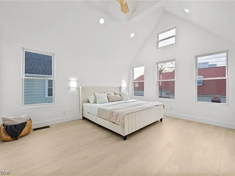 1422 W 77th St — Photo 25