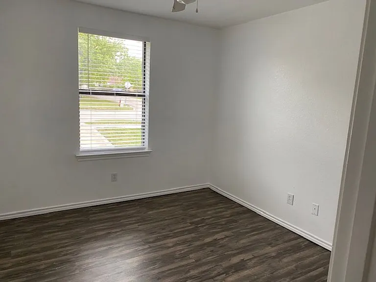 203 W Willow St — Photo 5