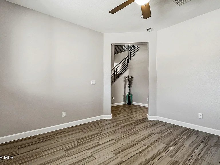13082 Oakhampton Ave — Photo 5
