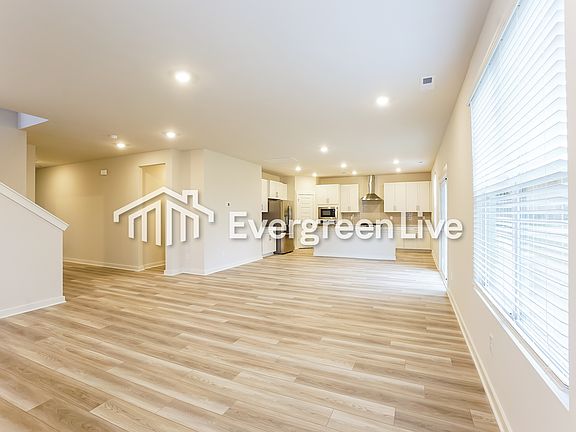 4th image of 880 Bur Oak Ct