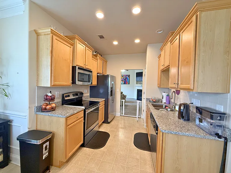 323 Huntwood Dr — Photo 6