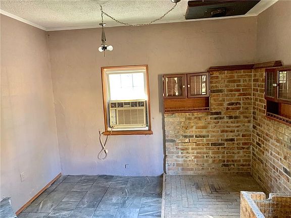 3rd image of 605 Petros Ave