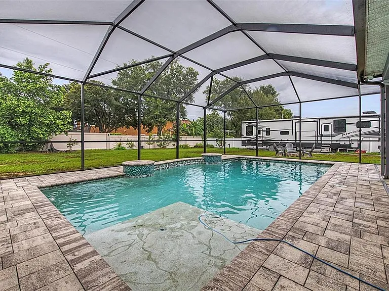 606 Royal Crest Dr — Photo 34