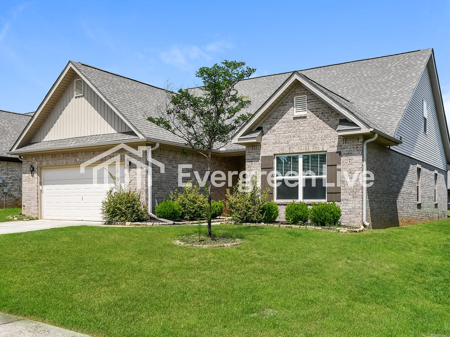 5 bed, 3.0 bath, 2596 sqft, $2,045 — Photo 2