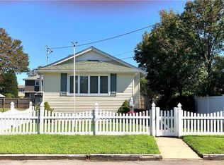 118 35th St, Lindenhurst, NY 11757