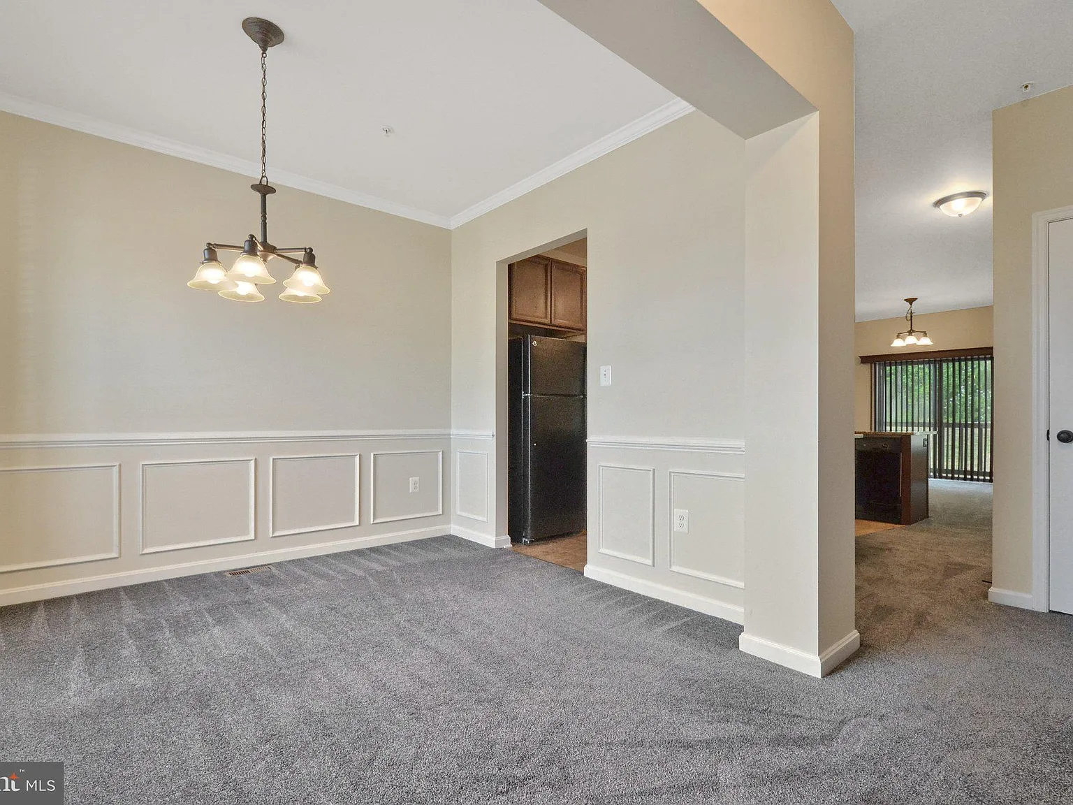 3 bed, 3.5 bath, 2096 sqft, $2,500 — Photo 2