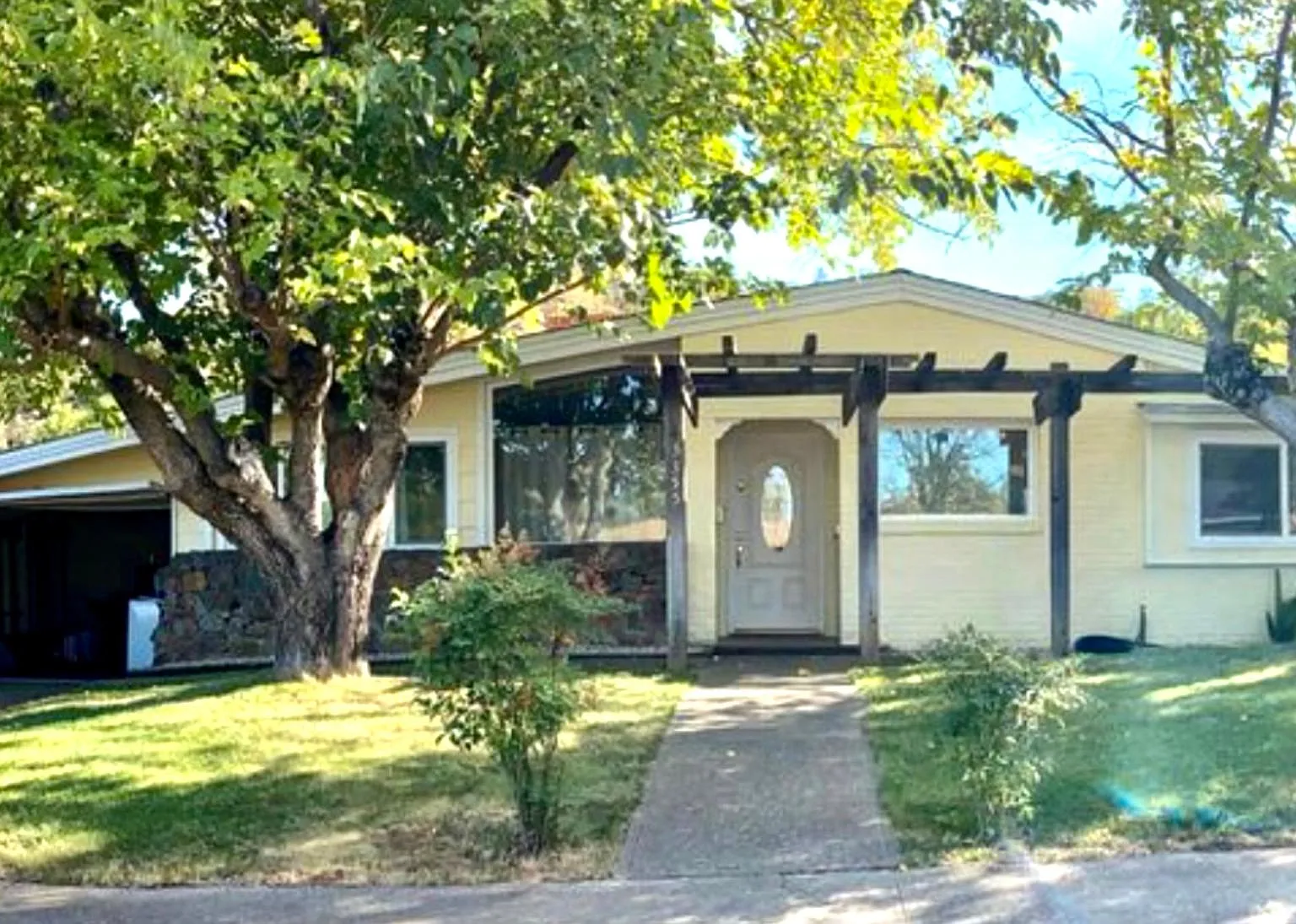 4 bed, 1956 sqft, $2,750 — Photo 1