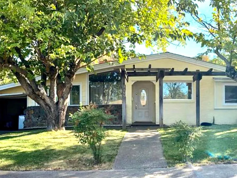 3355 Sunset Dr — Photo 1