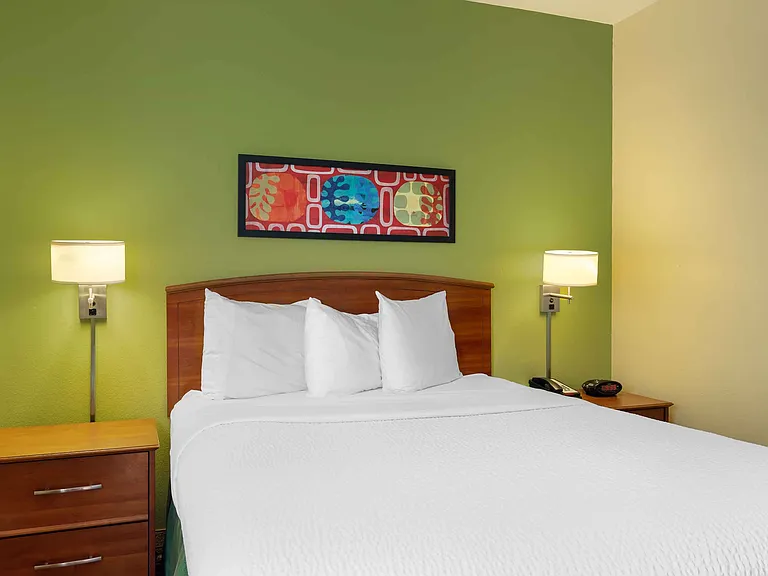 Deluxe Studio - 1 Queen Bed