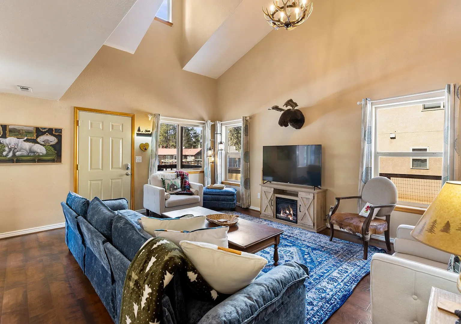 3 Bed 2 Bath Fully Furnished in Woodland Park — Photo 4