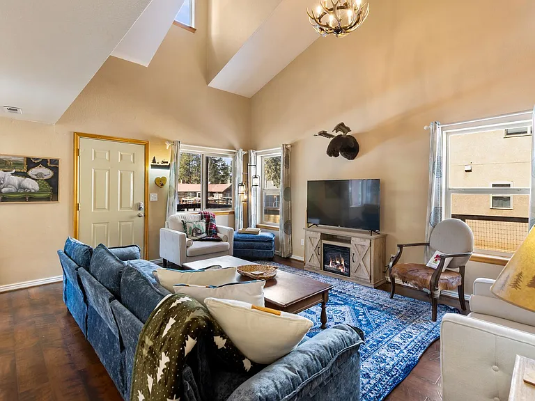 509 N Center St — Photo 4