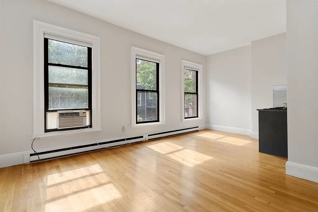 1 bed, 1.0 bath, 700 sqft, $3,850 — Photo 1