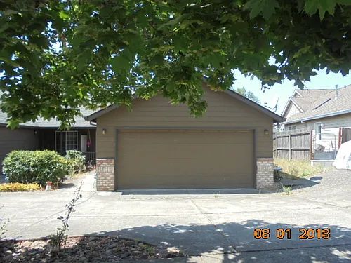 565 NW Meadows Dr Photo 1