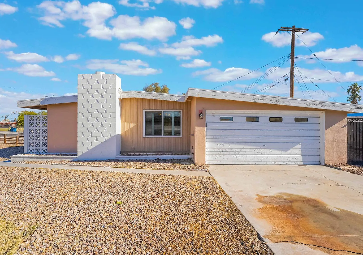 Charming 3 bedroom home for rent with a Western themed yard! — Photo 1