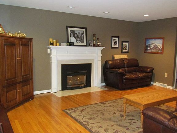 3rd image of 10 Whispering Pines Way