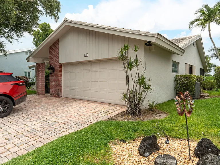 5557 Cameo Dr N — Photo 37