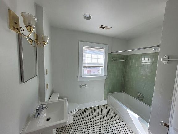 5th image of 2712 Cumberland St NW