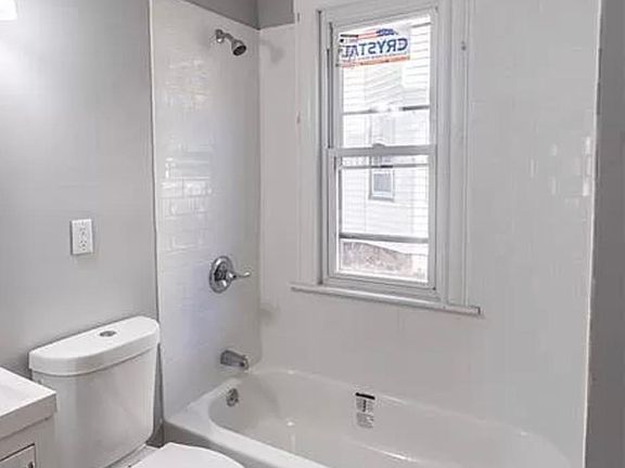 4th image of 482 Stanley St #1