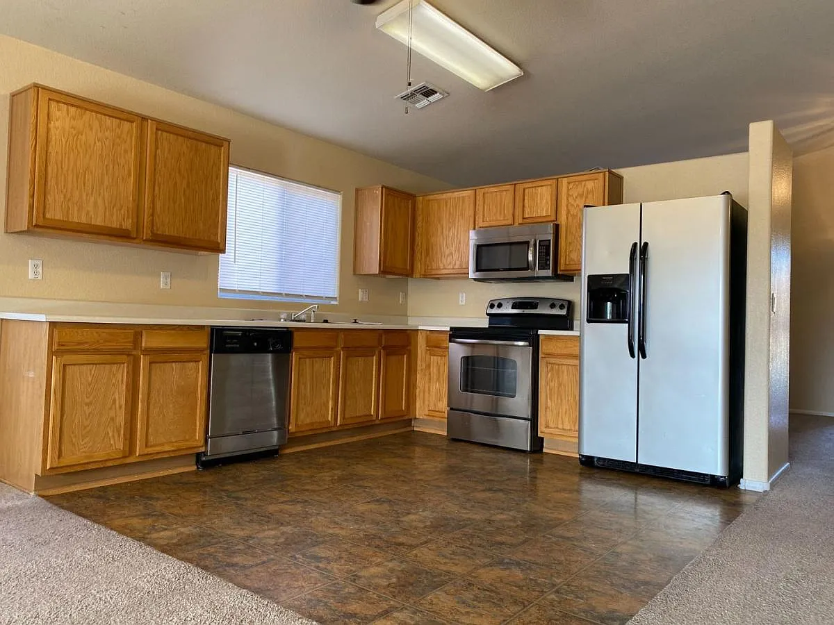 4 Bedroom , 2 Bath, Corner Lot — Photo 2