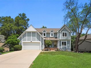 921 NW Bent Tree Dr, Lees Summit, MO 64081