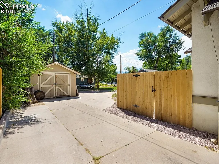 1609 E Platte Ave — Photo 14