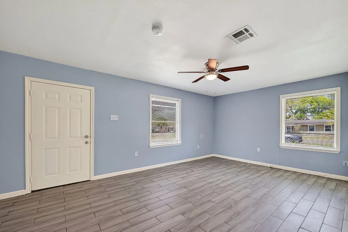 Building Photo - 6022 Lyndhurst Dr