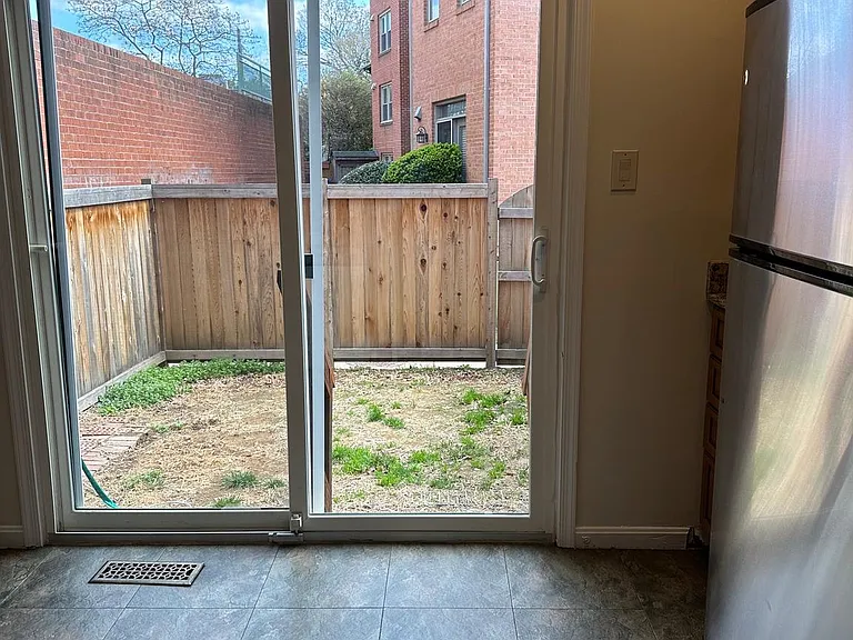 529 Colecroft Ct — Photo 8