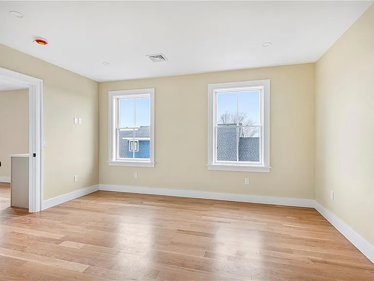 118 Newport Ave — Photo 44