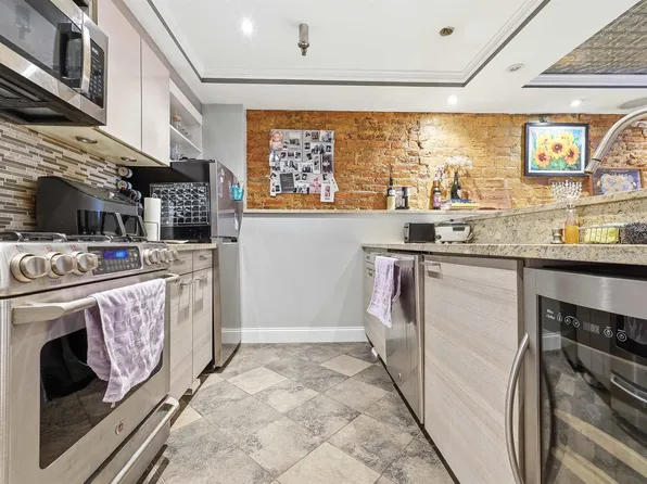 535 Bloomfield Street image 1 of 21