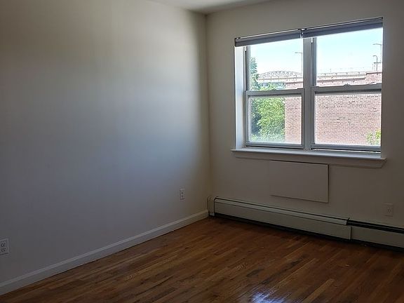 5th image of 2520 Crescent St APT 2C