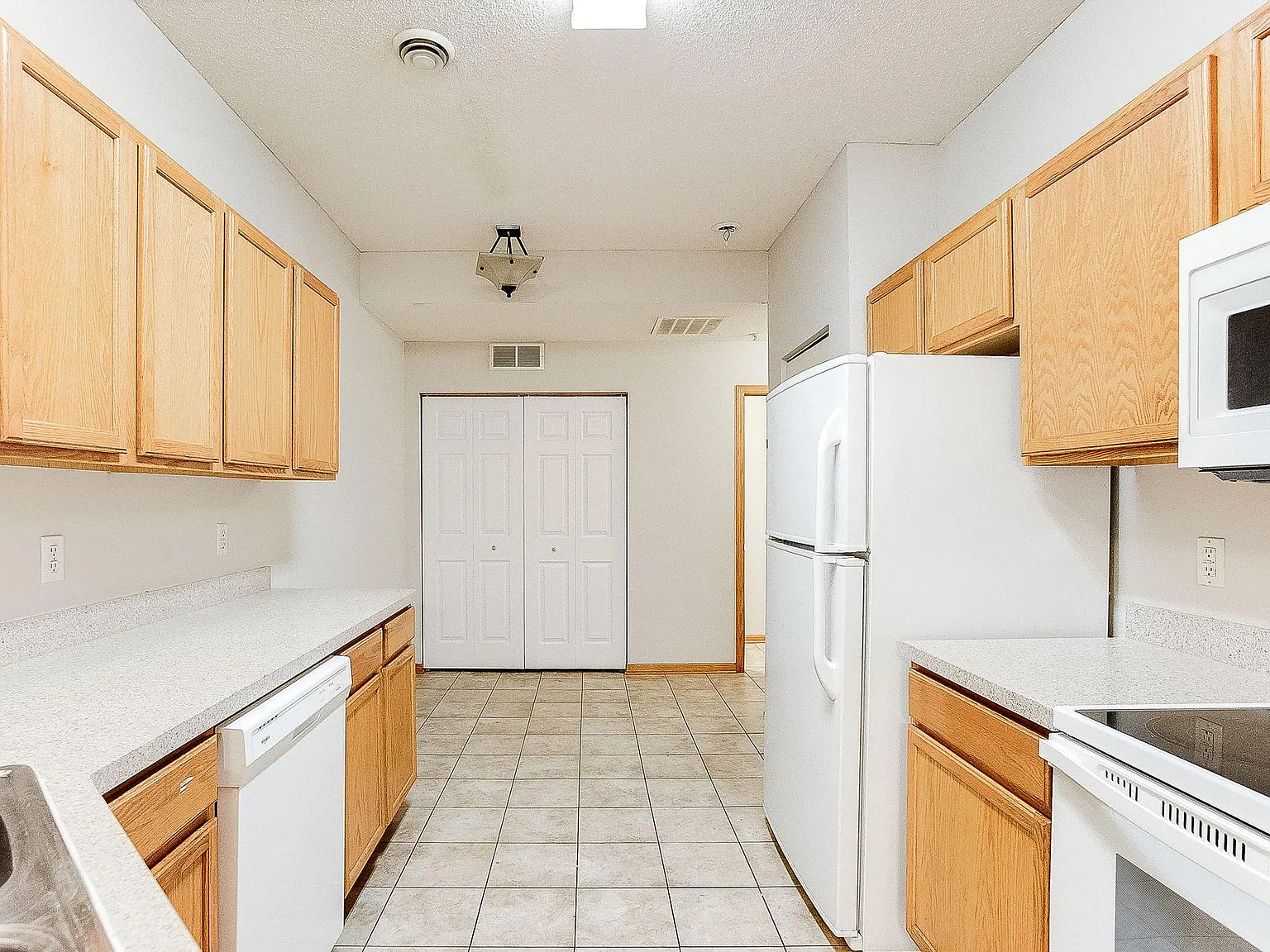 3 bed, 1642 sqft, $2,195 — Photo 2