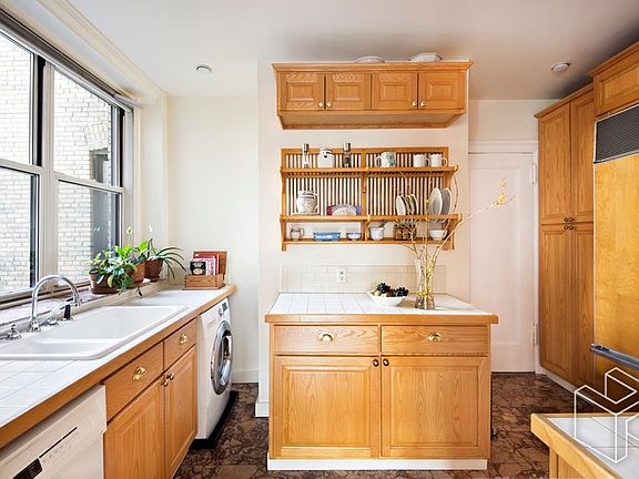 3rd image of 2460 Broadway #81