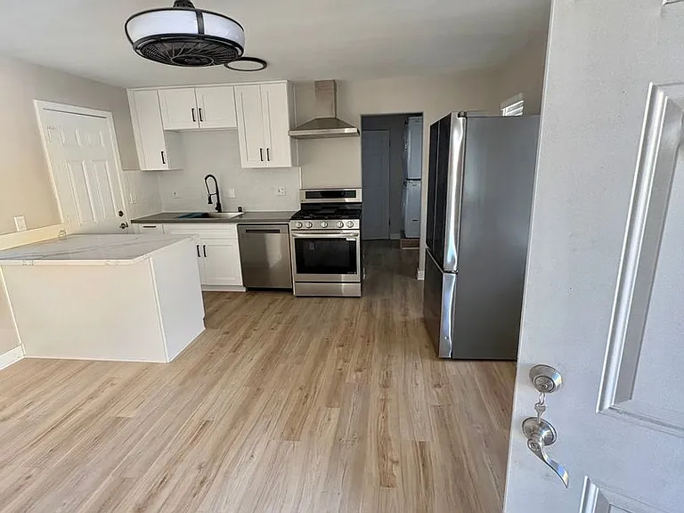 527 Hyde Park Blvd — Photo 22