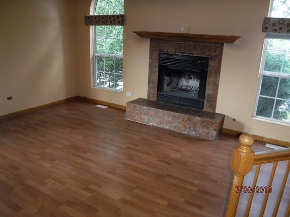 4th image of 305 New Salem St