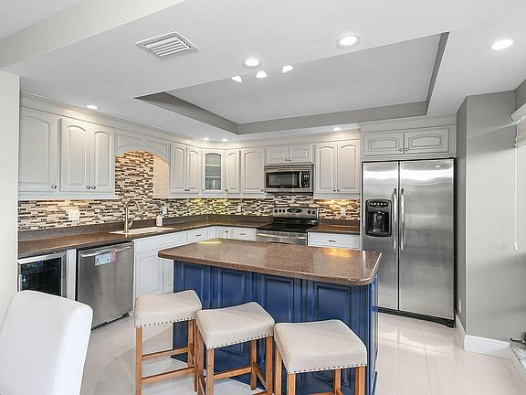 2nd image of 460 Brackenwood Lane S