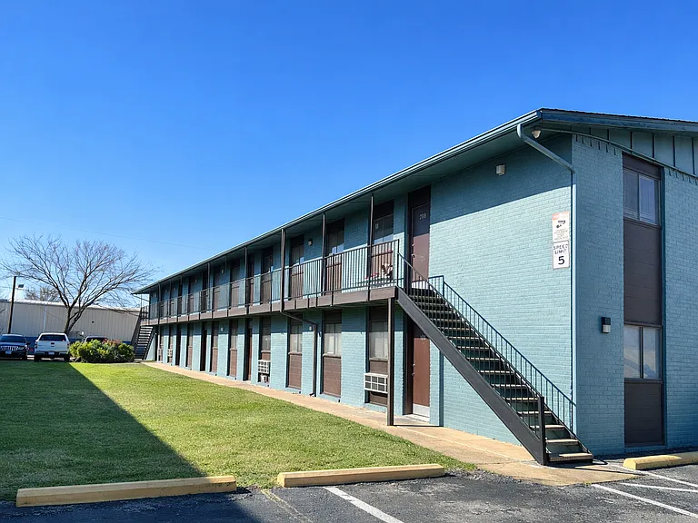 Sun Valley Apartments — Photo 4